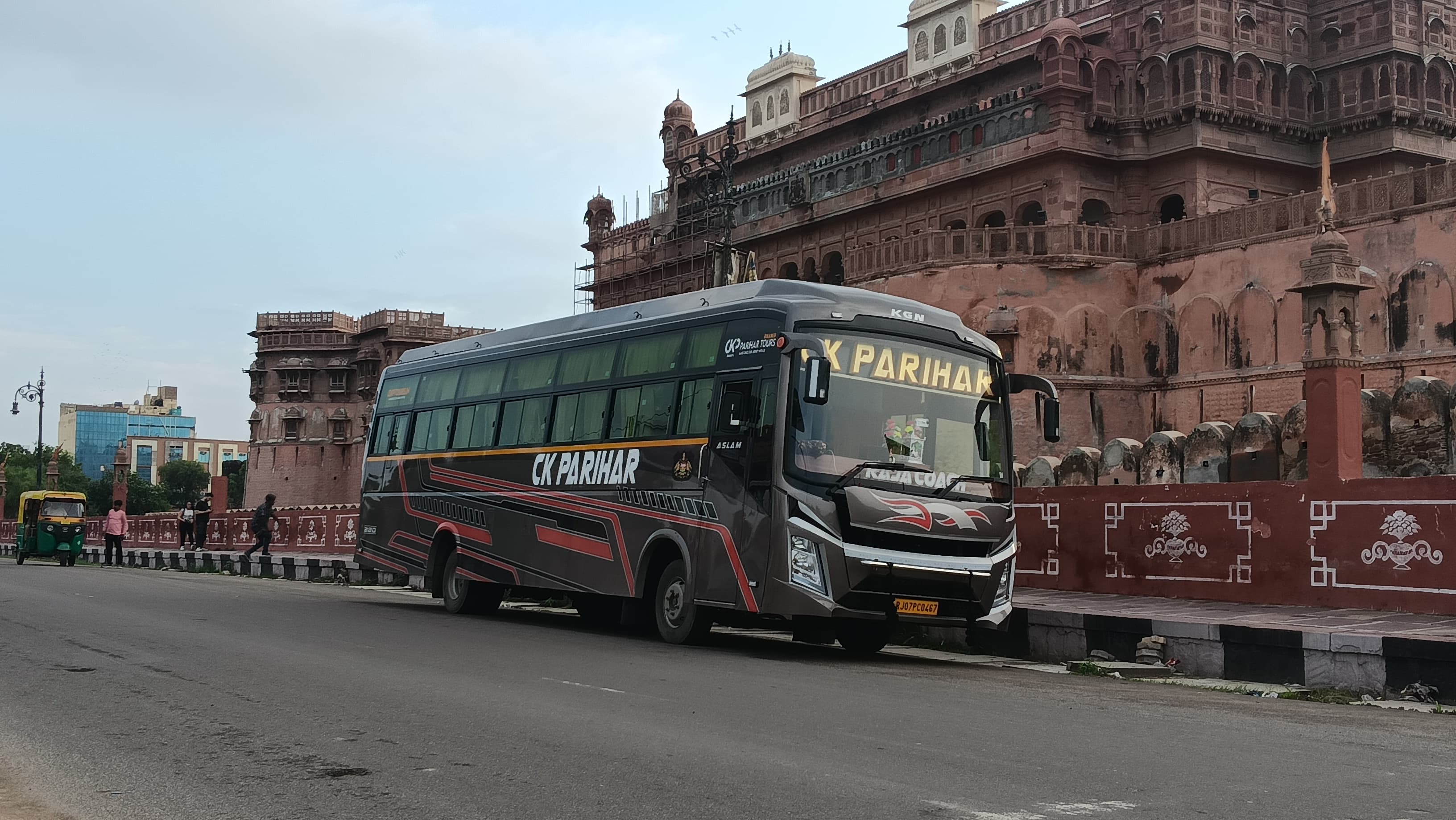 40-Seater Luxury Coach exterior
