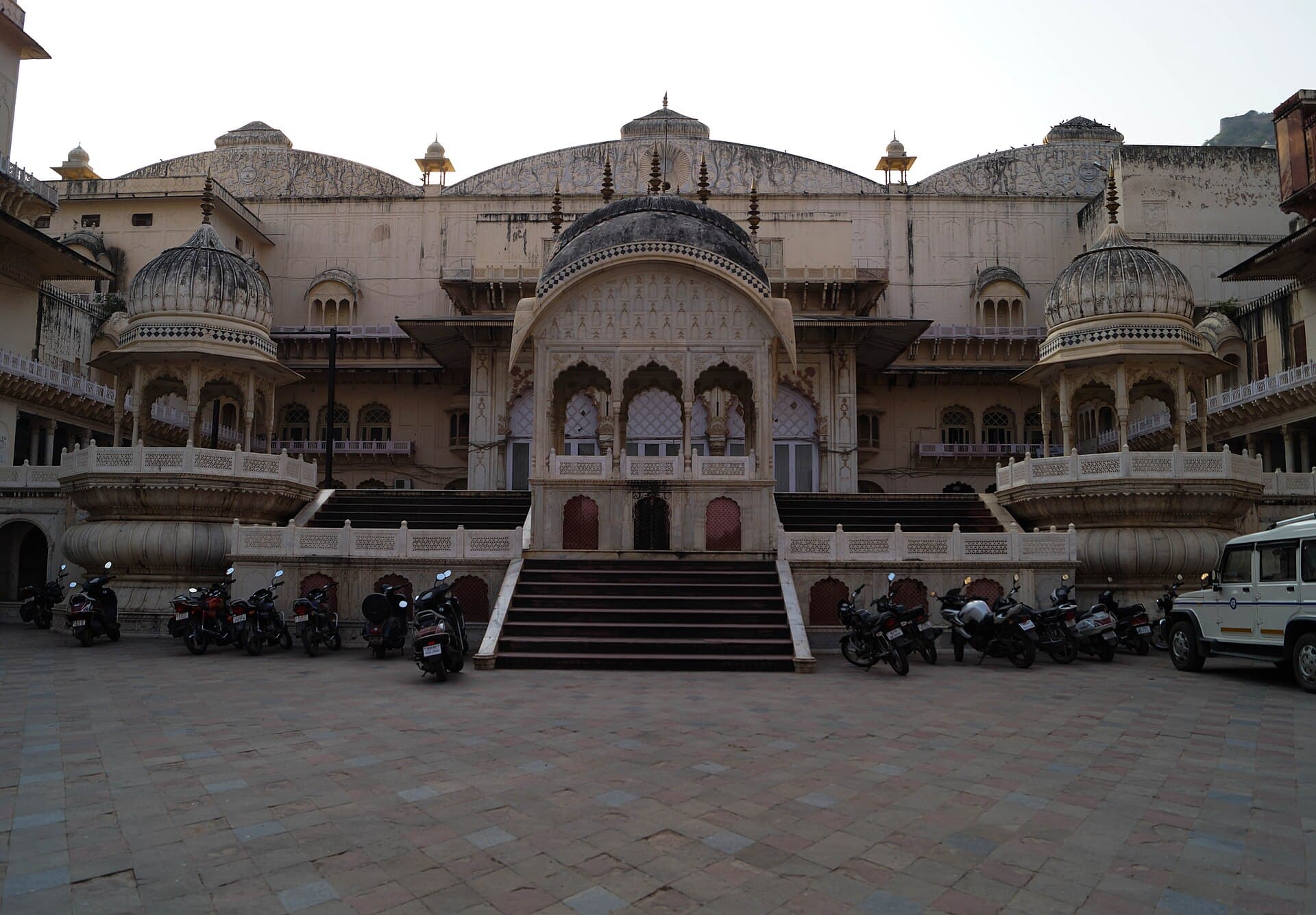 Force Urbania hire in Alwar